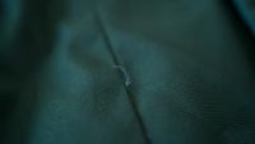 ダウンの“生地”から出てきた羽毛を抜くのはNG！“縫い目”から出た羽根ならOK？プロが教える適切な対処法