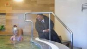 金正恩総書記が温泉施設を視察　水着の利用者と笑顔で談笑する場面も　「魚の水槽より劣る」とリフォーム命じた施設が完成