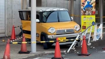 車が2人はねる　1人意識不明の重体　長崎・図書館の敷地内で