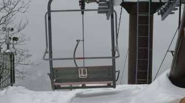 リフトで宙づり15分…22歳女性が死亡した事故　リュックのバックルが挟まり引きずられる　死因は「窒息を原因とする低酸素脳症」　長野・小谷村のスキー場