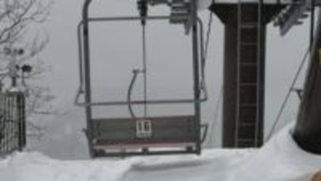 リフトで宙づり15分…22歳女性が死亡した事故　リュックのバックルが挟まり引きずられる　死因は「窒息を原因とする低酸素脳症」　長野・小谷村のスキー場