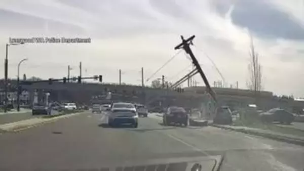 携帯電話“ながら運転”の車が電柱に衝突、根元から折れ倒れ炎が上がる瞬間　“間一髪”車との激突は回避　アメリカ