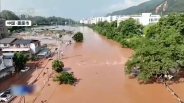 「道路が川のように」中国・重慶で住宅街に濁流　3人死亡19人行方不明　豪雨で幼稚園の遊具流され大規模土石流も