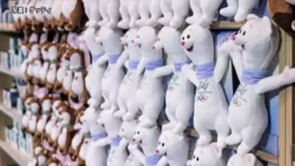 公式マスコットの「ティナ」「ミロ」が人気！アルマーニとコラボのジャケットも販売…ドゥオーモ横に公式グッズショップ　ミラノ・コルティナ五輪