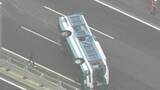 「常磐道で奈良県警の機動隊員ら乗せた大型バス横転　全員自力で脱出も4人軽傷　天皇皇后両陛下の警備で福島へ」の画像1