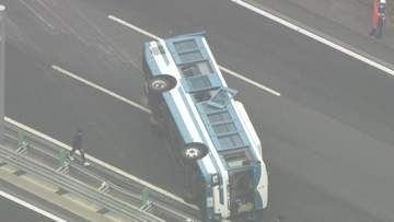 常磐道で奈良県警の機動隊員ら乗せた大型バス横転　全員自力で脱出も4人軽傷　天皇皇后両陛下の警備で福島へ