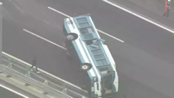 「常磐道で奈良県警の機動隊員ら乗せた大型バス横転　全員自力で脱出も4人軽傷　天皇皇后両陛下の警備で福島へ」の画像