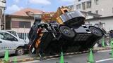 「作業中のクレーン車が横転　隣の住宅の屋根にアームが突き刺さる　住民は外出中でけが人なし　東京・品川区」の画像1