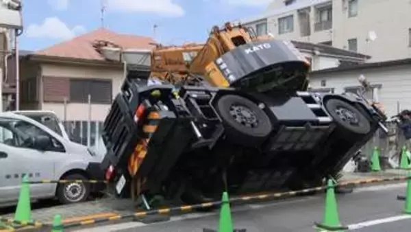 作業中のクレーン車が横転　隣の住宅の屋根にアームが突き刺さる　住民は外出中でけが人なし　東京・品川区