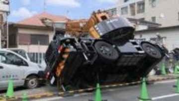 作業中のクレーン車が横転　隣の住宅の屋根にアームが突き刺さる　住民は外出中でけが人なし　東京・品川区