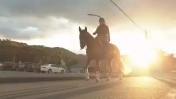 「縁起がよさそう」 眩く照らす元旦の朝陽の下 畦道を颯爽と駆け抜け 干支の『午』に乗って特別な初詣 【福岡発】