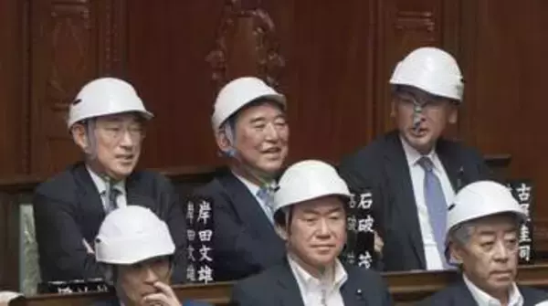 防災庁法案が衆院を通過した日に国会で訓練　あご紐は「顔の前」、講評に議場から笑い声　問われる防災意識
