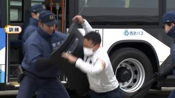 “バス車内に刃物男”想定でテロ対策訓練　警察やバス会社など制圧手順を確認　爆発物をロボットで処理訓練も