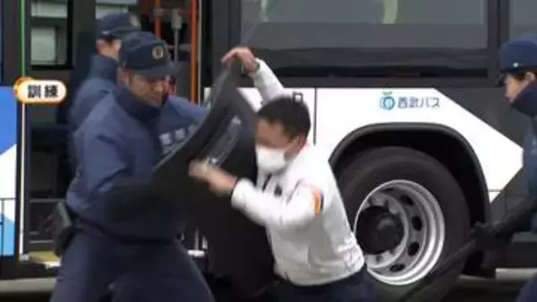 “バス車内に刃物男”想定でテロ対策訓練　警察やバス会社など制圧手順を確認　爆発物をロボットで処理訓練も