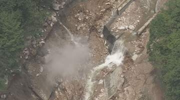 登山者は全員が下山　土石流で橋が流され登山者ら約390人が一時孤立　北アルプス燕岳の登山口の中房温泉に通じる県道が通行止め　「温泉が出ない」管が破損　お盆で満室も…旅館や別荘など約1600軒で供給できず「早く復旧を」