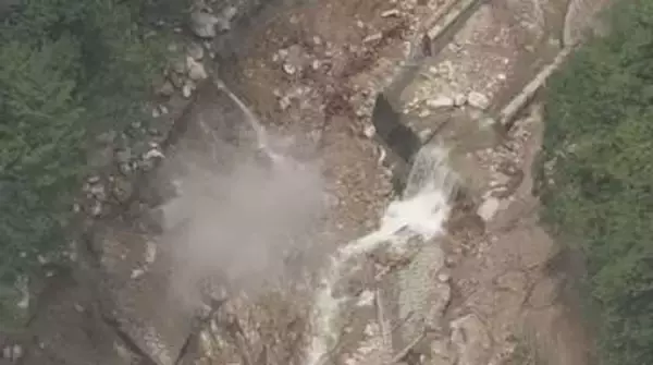 登山者は全員が下山　土石流で橋が流され登山者ら約390人が一時孤立　北アルプス燕岳の登山口の中房温泉に通じる県道が通行止め　「温泉が出ない」管が破損　お盆で満室も…旅館や別荘など約1600軒で供給できず「早く復旧を」