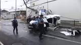 「電柱ポッキリ…交差点“右直事故”でトラックとワンボックスカーが大破　男女6人搬送・5人重傷　大阪市住之江区」の画像1