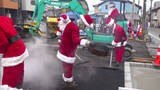 「「ワクワクしちゃった」子供たちの視線の先には…道路工事をする12人のサンタクロース　「世の中を少しでも温かく…」続けて7年」の画像1