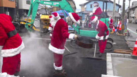 「ワクワクしちゃった」子供たちの視線の先には…道路工事をする12人のサンタクロース　「世の中を少しでも温かく…」続けて7年