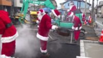 「ワクワクしちゃった」子供たちの視線の先には…道路工事をする12人のサンタクロース　「世の中を少しでも温かく…」続けて7年