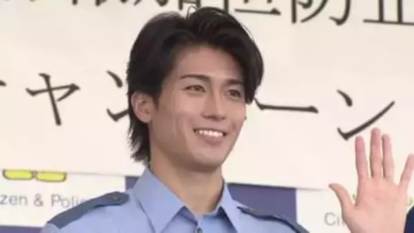 サッカー日本代表・中村敬斗が“警察官姿”で登場　前日夜から並んだファンも　出身・千葉県の「闇バイトの加担防止広報官」に任命