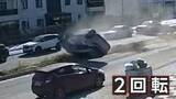「突っ込んだSUV車が2回転、フロントガラスが粉々に…　子供2人含む5人けが　トルコ」の画像1