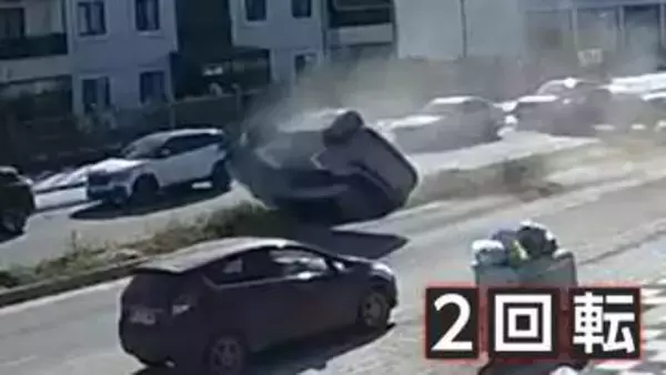 突っ込んだSUV車が2回転、フロントガラスが粉々に…　子供2人含む5人けが　トルコ
