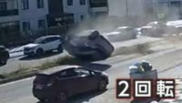 突っ込んだSUV車が2回転、フロントガラスが粉々に…　子供2人含む5人けが　トルコ