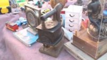 レアな“掘り出し物”求め…境内で毎月開かれる『骨董市』が活況 昭和レトロなアイテムから質の良い着物まで