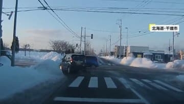 「気を失ったのでは」“信号無視”の車に衝突されあらぬ方向へ動く車　左折車に突っ込みそうな“信号無視”の車も