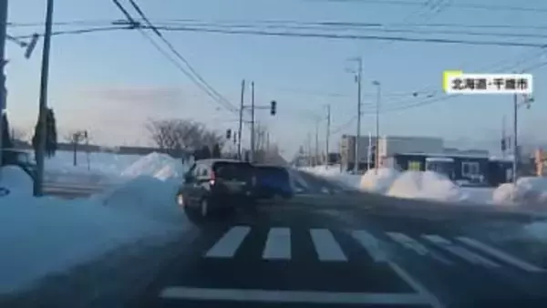 「気を失ったのでは」“信号無視”の車に衝突されあらぬ方向へ動く車　左折車に突っ込みそうな“信号無視”の車も