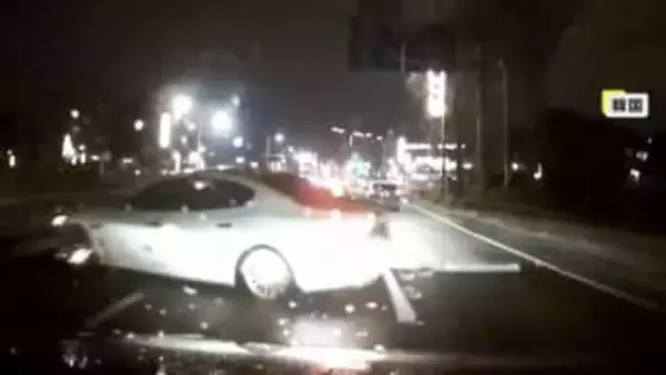 対向車線からスピンしながら車が激突　「まるでホラー映画」男が叫びながらフロントガラスに携帯電話をたたきつける　韓国