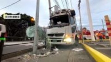 トラックが信号機に正面衝突の瞬間　下り坂から車線はみ出し歩道乗り上げ　運転手の60代男性けがも命に別条なし　大分市