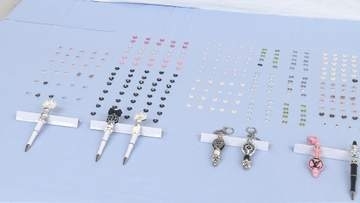 偽ブランド品を“自作”53歳女を書類送検　ヴィトンに似せたキーホルダーをSNSで販売、偽のシャネルのボールペンなどを販売目的で所持か