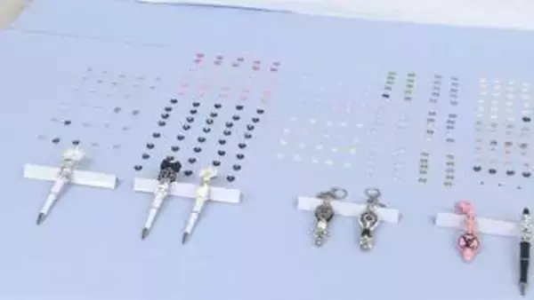 偽ブランド品を“自作”53歳女を書類送検　ヴィトンに似せたキーホルダーをSNSで販売、偽のシャネルのボールペンなどを販売目的で所持か