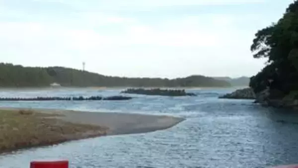 男子中高生4人が沖に流され1人救助も残る3人不明　鹿児島