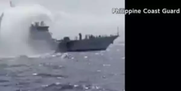 「ただちに立ち去れ」中国海警局の船がフィリピン巡視船を取り囲む　緊迫の同乗取材…別エリアでは中国船が漁船に放水も　南シナ海