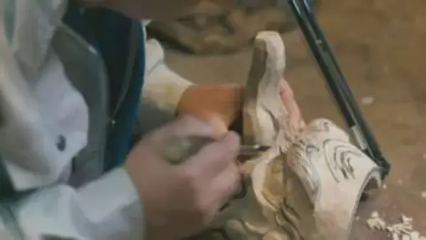 「見栄を切る時にパチッと表情が決まるように」春の獅子舞に向けて天狗の面を彫る井波の職人技