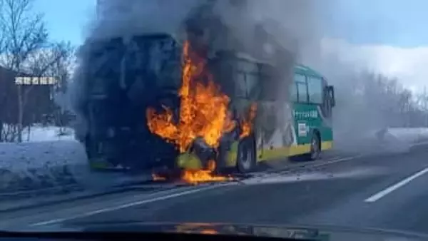 札幌から新千歳空港に向かう連絡バスが高速道路上で炎上　乗客・乗員41人は全員避難、けが人なし　北海道・千歳市
