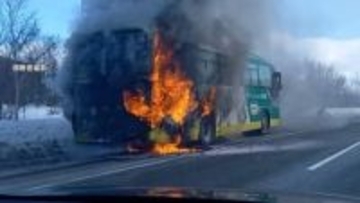 札幌から新千歳空港に向かう連絡バスが高速道路上で炎上　乗客・乗員41人は全員避難、けが人なし　北海道・千歳市