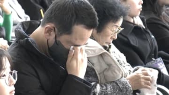 乗客・乗員179人死亡の韓国LCC航空機事故から1年…空港で追悼式典　胴体着陸の直接原因判明せず