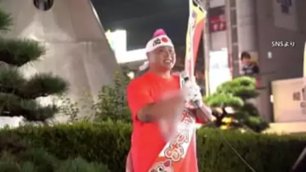 「金をおろして来い」恐喝容疑で“ピンクのモヒカン髪”タレント市議逮捕　オーナー的立場の飲食店で40代男性殴打