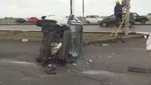 国道8号で車同士が衝突、中学生と女性会社員の親子が死亡　交差点で出会い頭の事故