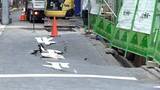 「「音が全くせず。沈んでいく」横浜駅近くの道路陥没が拡大　土の流入防ぐ板が原因か　復旧作業は11日中に終了で通行止めも解消へ」の画像1