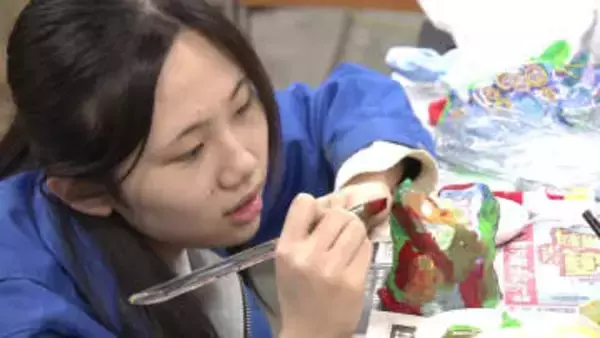 花咲くフラミンゴから彩り豊かな『シン・カロン』の彫刻まで　驚きと問いを生み出す若きアーティストの創造の軌跡　秋田市の県立美術館でも展示予定