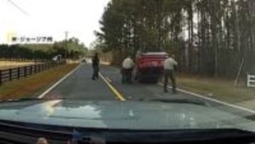 追いかける警察官に“救世主”…暴走車とカーチェイスの末、ドライバーの身柄拘束　アメリカ