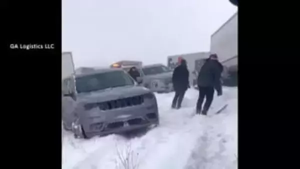 猛吹雪の中100台以上が絡む玉突き事故…大型トラック30台以上巻き込まれ12人負傷　アメリカ・ミシガン州