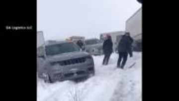 猛吹雪の中100台以上が絡む玉突き事故…大型トラック30台以上巻き込まれ12人負傷　アメリカ・ミシガン州