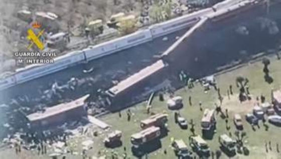 スペイン中部で列車事故　少なくとも30人死亡　停車していた列車に別の列車が追突し脱線　サンチェス首相「重大な事故に衝撃」