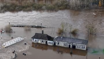 「クレイジーだ」アメリカ・ワシントン州で街一面が冠水…大雨降り続く　イギリス・ヨークでも大規模洪水で住宅が冠水
